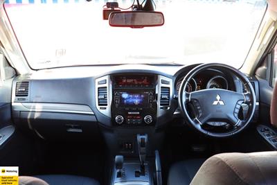 2017 Mitsubishi Pajero - Thumbnail