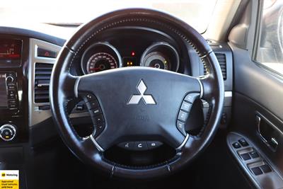 2017 Mitsubishi Pajero - Thumbnail