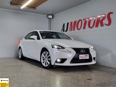 2014 Lexus IS 300h - Thumbnail