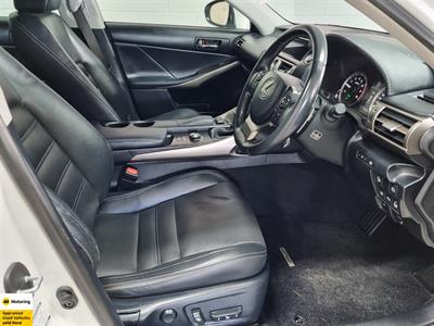 2014 Lexus IS 300h - Thumbnail