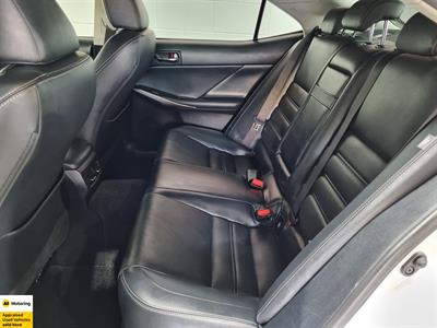 2014 Lexus IS 300h - Thumbnail