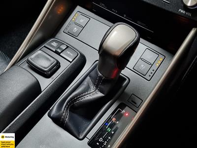 2014 Lexus IS 300h - Thumbnail