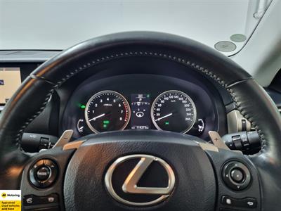 2014 Lexus IS 300h - Thumbnail