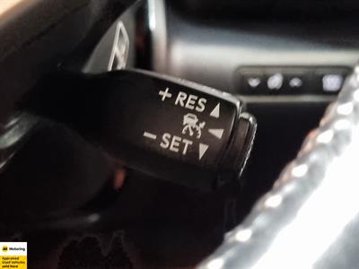 2014 Lexus IS 300h - Thumbnail