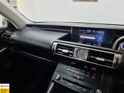 2014 Lexus IS 300h - Thumbnail