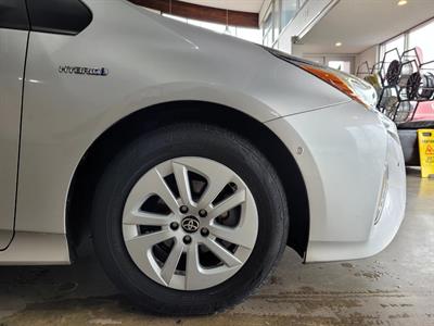 2018 Toyota Prius - Thumbnail