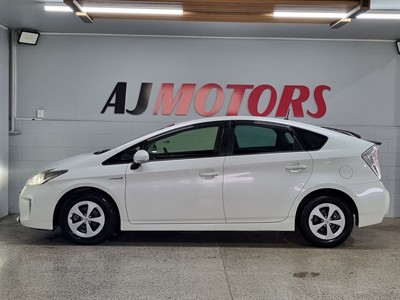 2012 Toyota Prius - Thumbnail