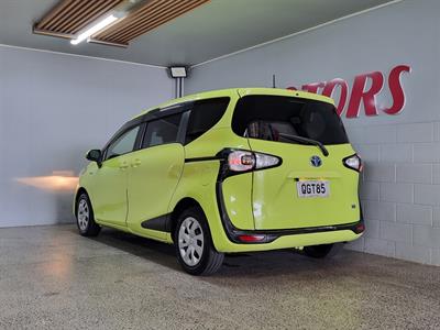 2016 Toyota Sienta - Thumbnail
