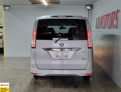 2015 Nissan Serena - Thumbnail