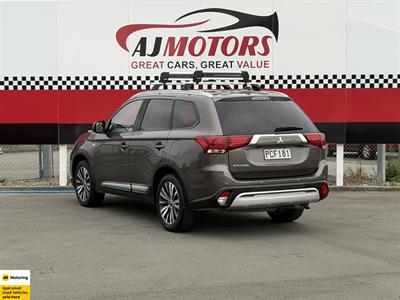 2022 Mitsubishi Outlander - Thumbnail