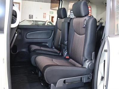 2015 Nissan Serena - Thumbnail