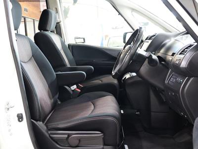 2015 Nissan Serena - Thumbnail