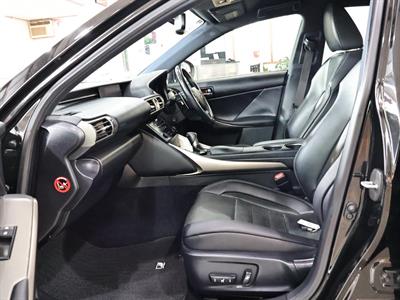 2013 Lexus IS 300h - Thumbnail