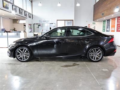 2013 Lexus IS 300h - Thumbnail