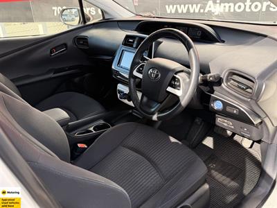 2016 Toyota Prius - Thumbnail