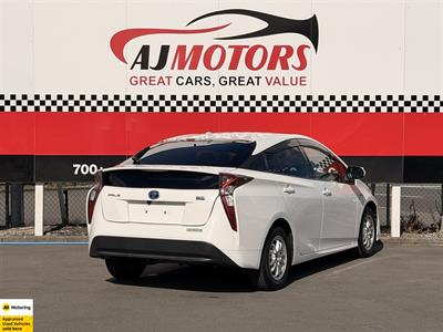 2016 Toyota Prius - Thumbnail