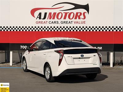 2016 Toyota Prius - Thumbnail