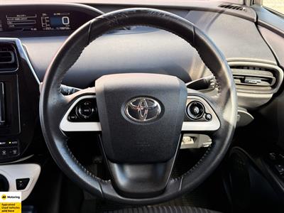 2016 Toyota Prius - Thumbnail