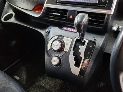 2016 Toyota Sienta - Thumbnail