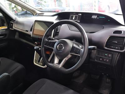 2017 Nissan serena - Thumbnail