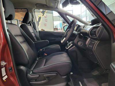 2018 Nissan Serena - Thumbnail