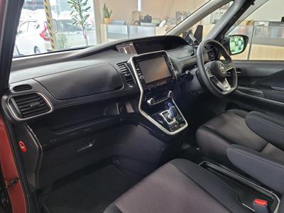 2018 Nissan Serena - Thumbnail