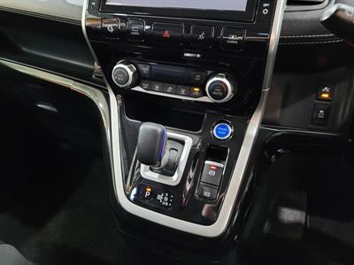 2018 Nissan Serena - Thumbnail