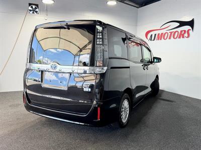 2014 Toyota Voxy - Thumbnail