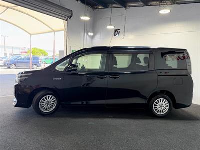 2014 Toyota Voxy - Thumbnail