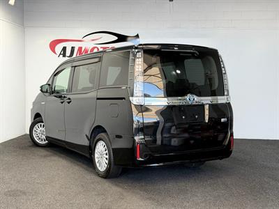 2014 Toyota Voxy - Thumbnail