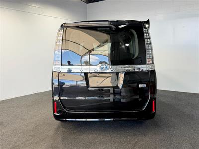 2014 Toyota Voxy - Thumbnail