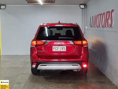 2022 Mitsubishi Outlander - Thumbnail