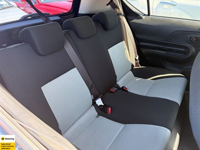 2014 Toyota Aqua - Thumbnail