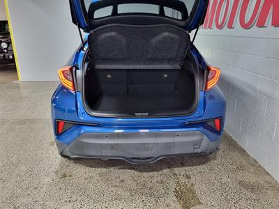 2017 Toyota C-HR - Thumbnail