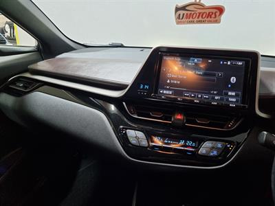 2017 Toyota C-HR - Thumbnail