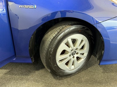 2016 Toyota Prius - Thumbnail