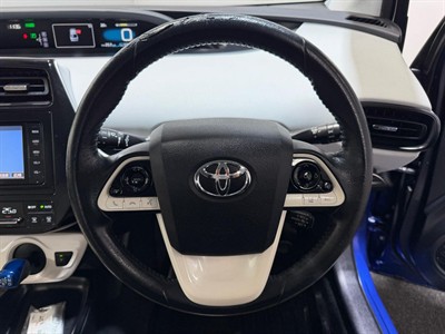 2016 Toyota Prius - Thumbnail