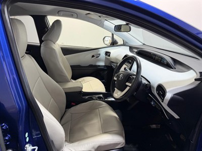 2016 Toyota Prius - Thumbnail