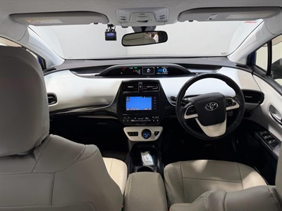 2016 Toyota Prius - Thumbnail
