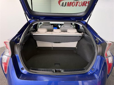 2016 Toyota Prius - Thumbnail