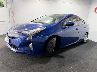 2016 Toyota Prius - Thumbnail