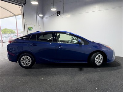 2016 Toyota Prius - Thumbnail