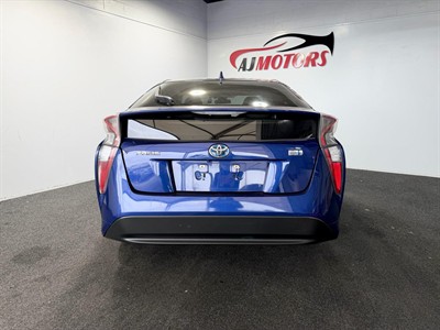 2016 Toyota Prius - Thumbnail