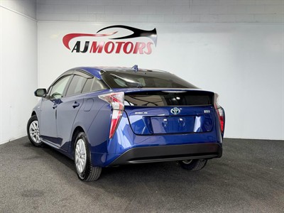 2016 Toyota Prius - Thumbnail