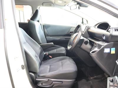 2016 Toyota Sienta - Thumbnail