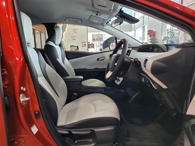 2016 Toyota Prius - Thumbnail