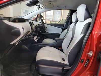 2016 Toyota Prius - Thumbnail