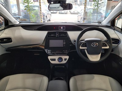 2016 Toyota Prius - Thumbnail