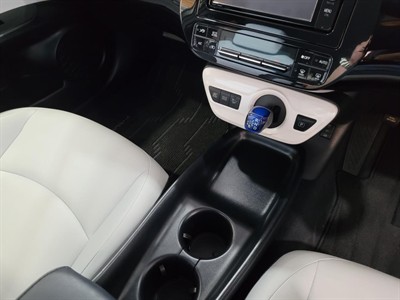 2016 Toyota Prius - Thumbnail