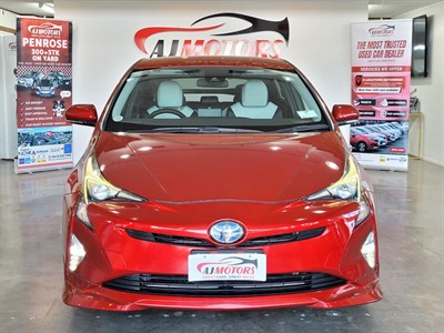 2016 Toyota Prius - Thumbnail